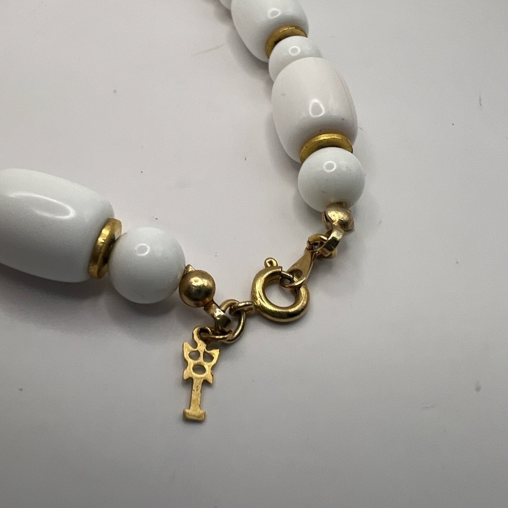 Vintage Crown Trifari White bead and gold tone long necklace - Picture 2 of 8